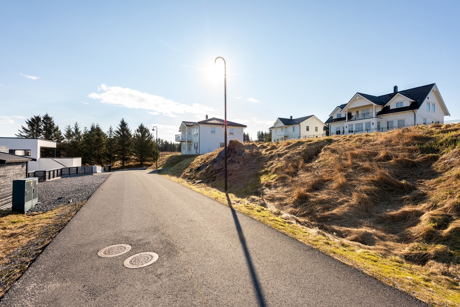 Eiendommen ligger i en blindvei, så her slipper man gjennomgangstrafikk. Galleribilde