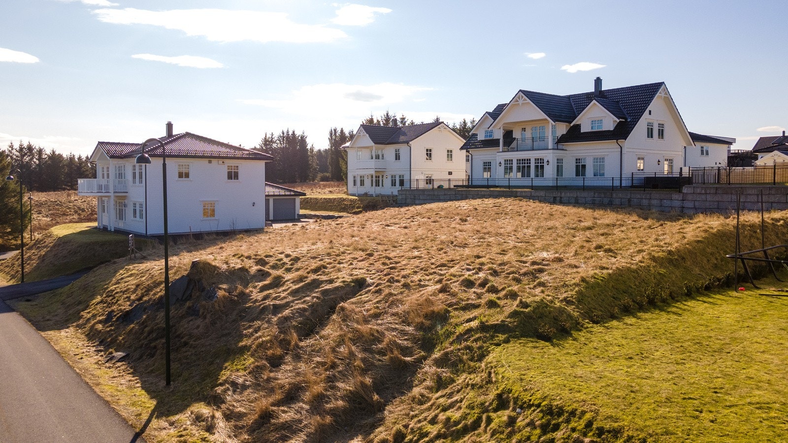 Det er ikke krav til valg av hus type/byggefirma, en står derfor fritt til å søke kommune om å bygge etter eget ønske innenfor gjeldende regulering. Galleribilde