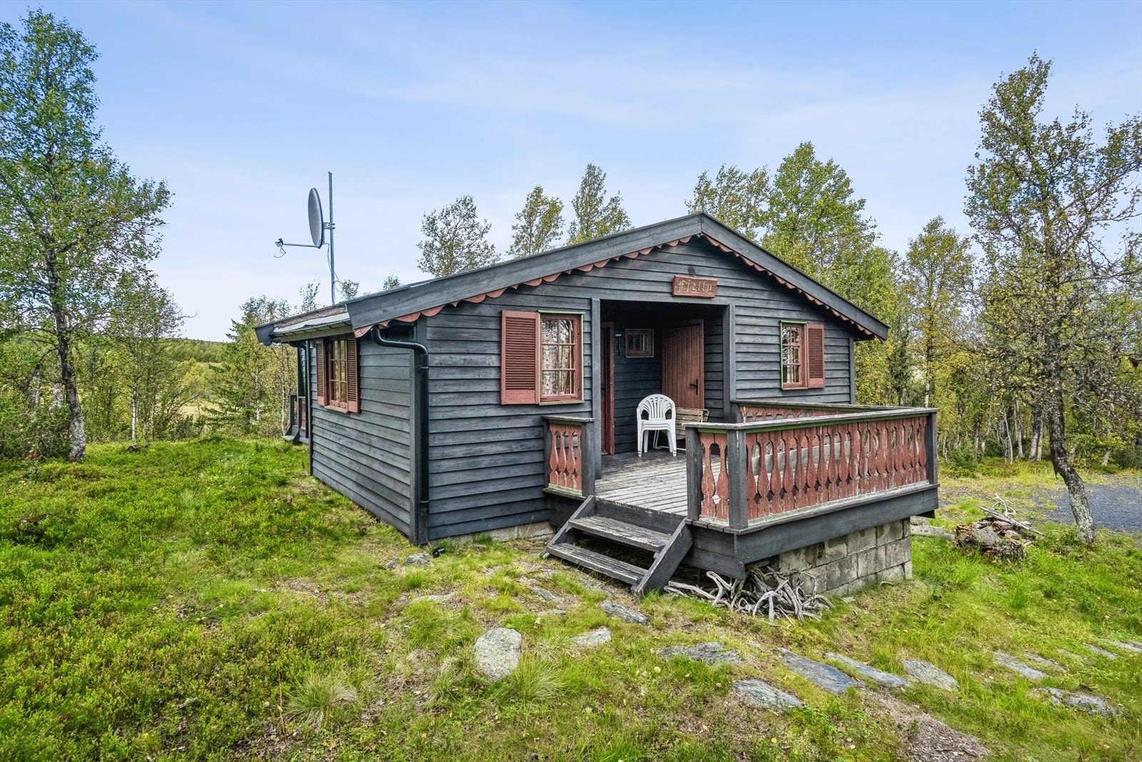 Hytta fremstår som renoveringsobjekt preget av elde og manglende vedlikehold med setningsskader. Galleribilde