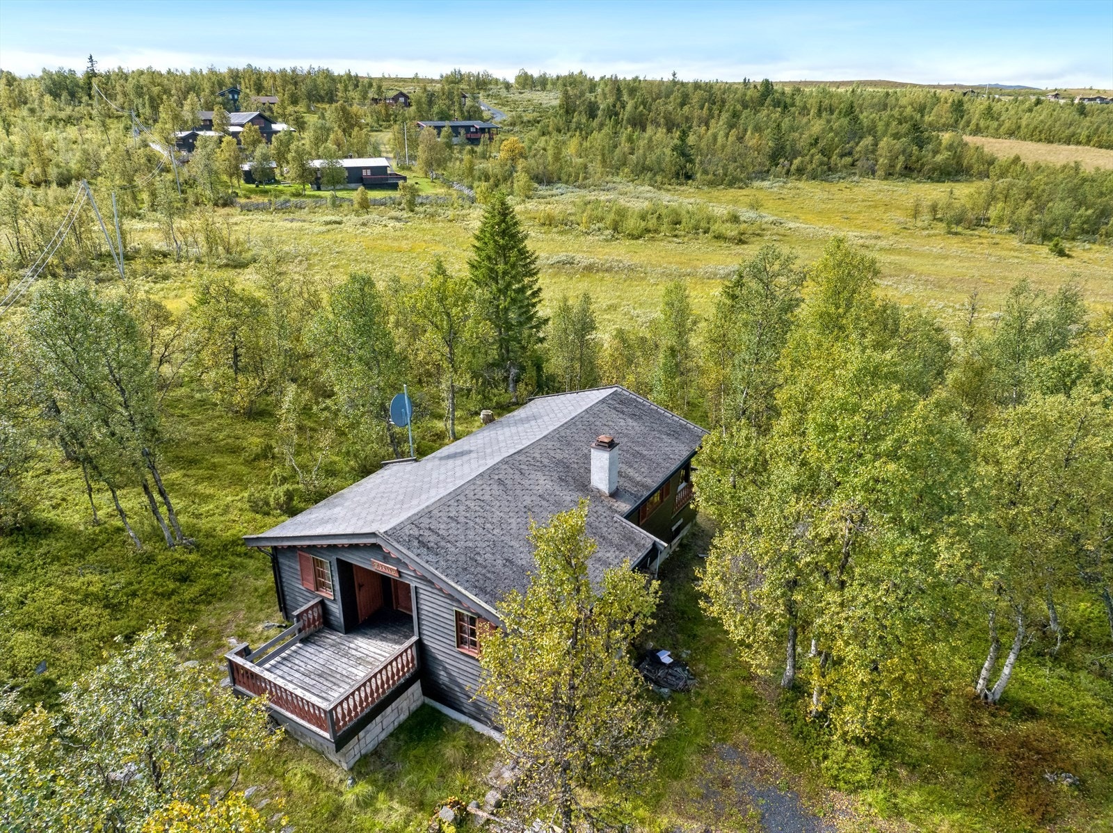 Fritidseiendommens bebyggelse består av hytte med tradisjonell enkel hyttestandard på overflater og utstyr. Galleribilde