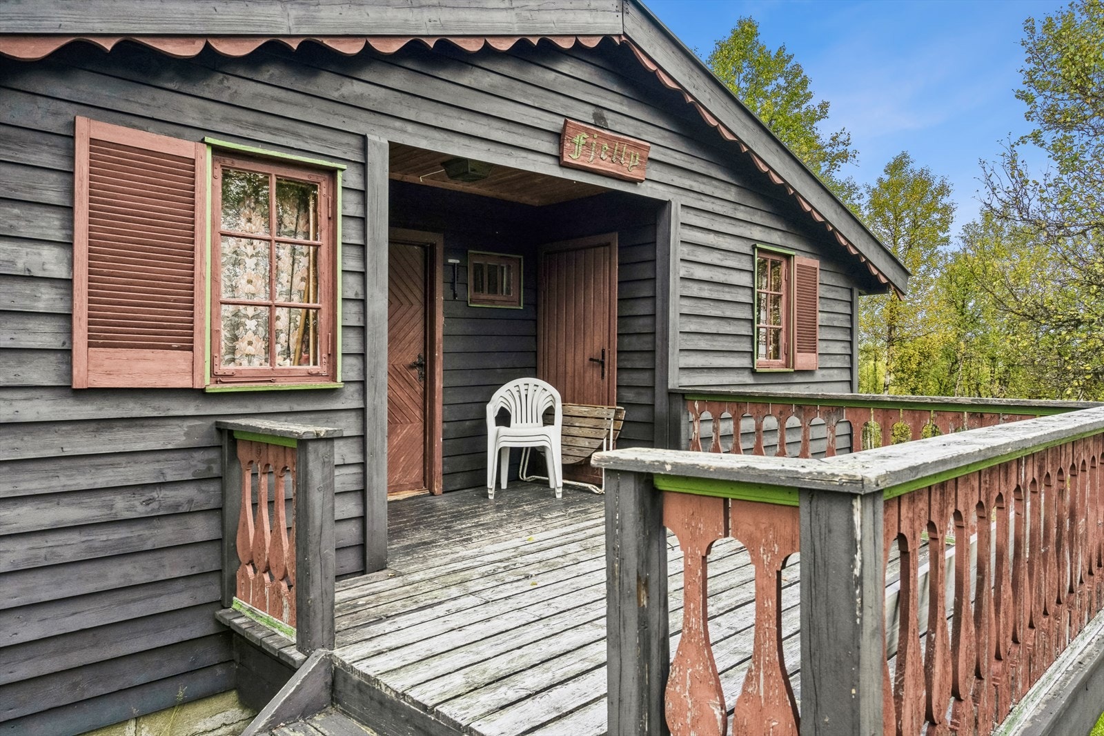 Overbygd inngangsparti i forbindelse med terrasse. Galleribilde
