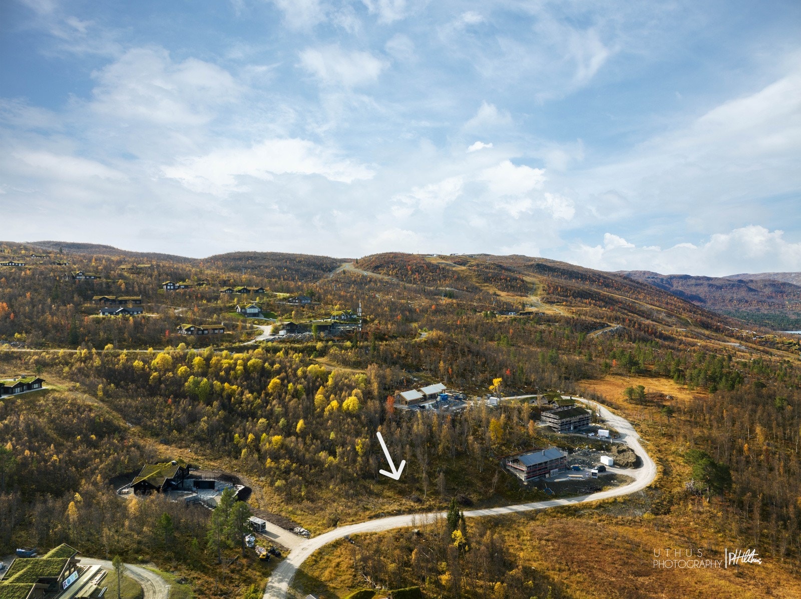 Anvisning med piler, av tomtens beliggenhet på bilder benyttet i markedsføring er ca. angivelse og viser således ikke eiendommens fastsatte grenser. Galleribilde