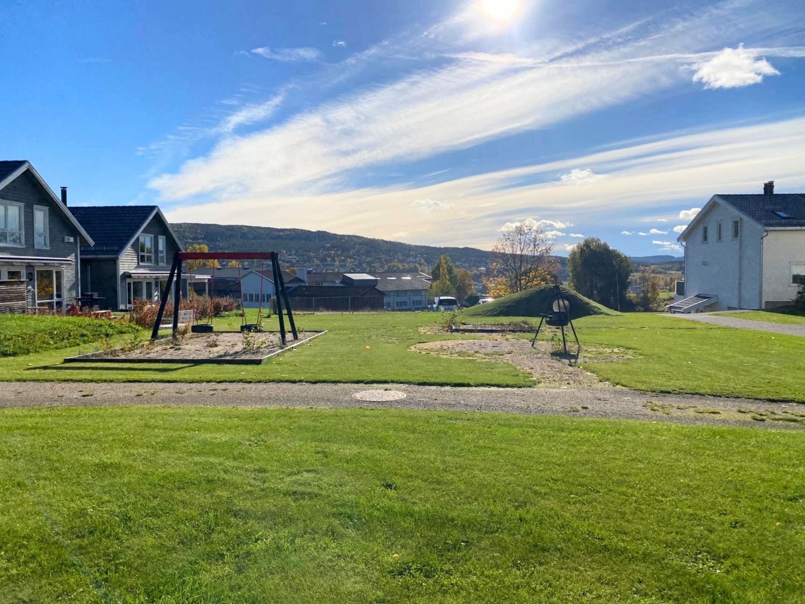 Grøntområdet har huskestativ, sandkasse, tunnel og bålplass Galleribilde