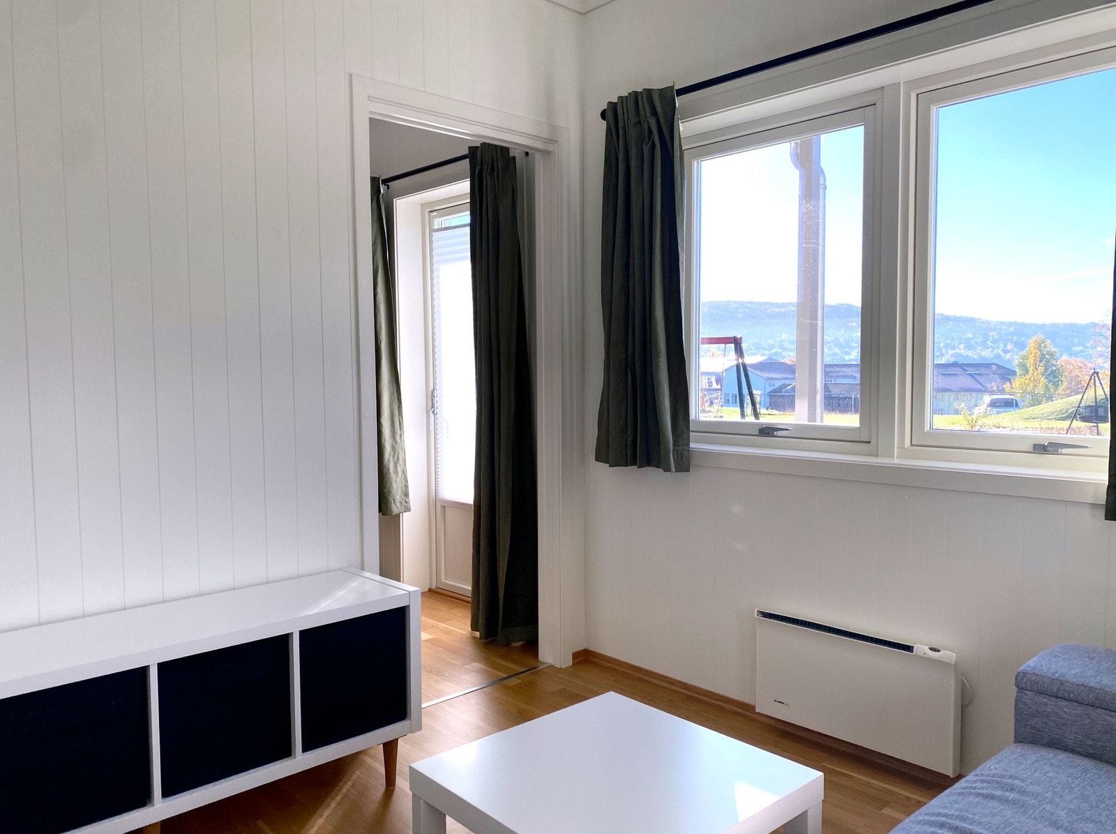Soverom 2 har adkomst fra stua og vinduer mot grøntområdet. Her innredet som gjesterom/ekstra stue Galleribilde