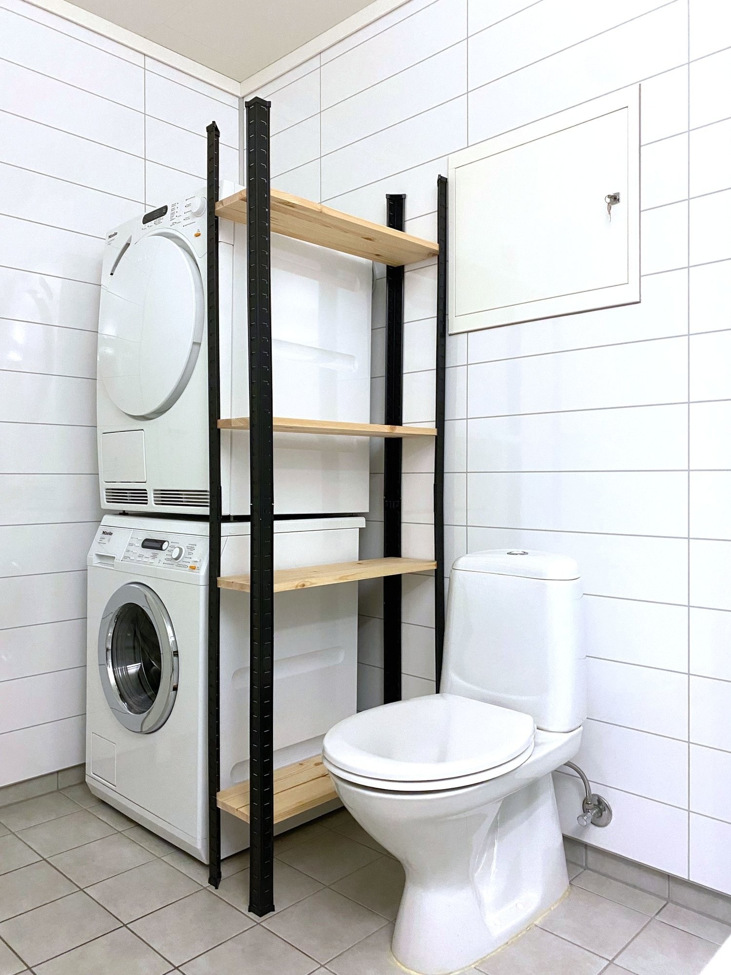 Badet har god plass til vaskemaskin og tørketrommel Galleribilde