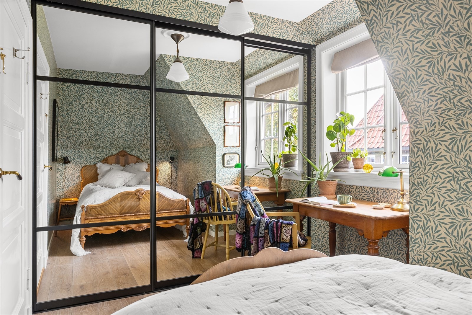 Rommet har i tillegg en stor Elfa skyvedørsgarderobe og en hyggelig kontorplass ved vinduet. Galleribilde