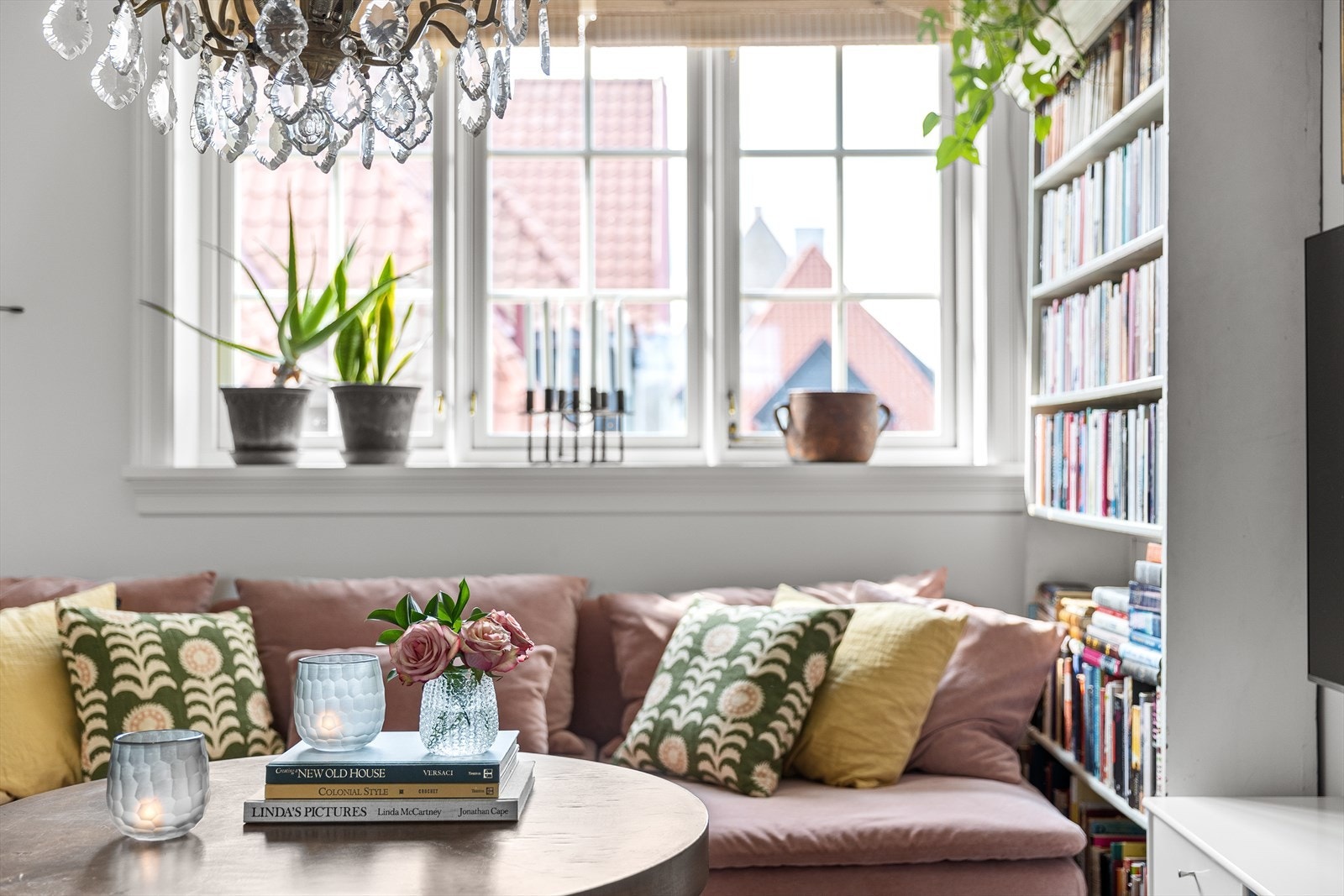Bortsett fra det ene vinduet i gangen og spisskammervinduet på kjøkkenet som har munnblåst glass fra byggeår, ble alle vinduene byttet i 2019. Vinduene ble levert Vedmunvik Snekkerfabrikk AS - et av få snekkerverksteder som er godkjent av hagebyen. Galleribilde