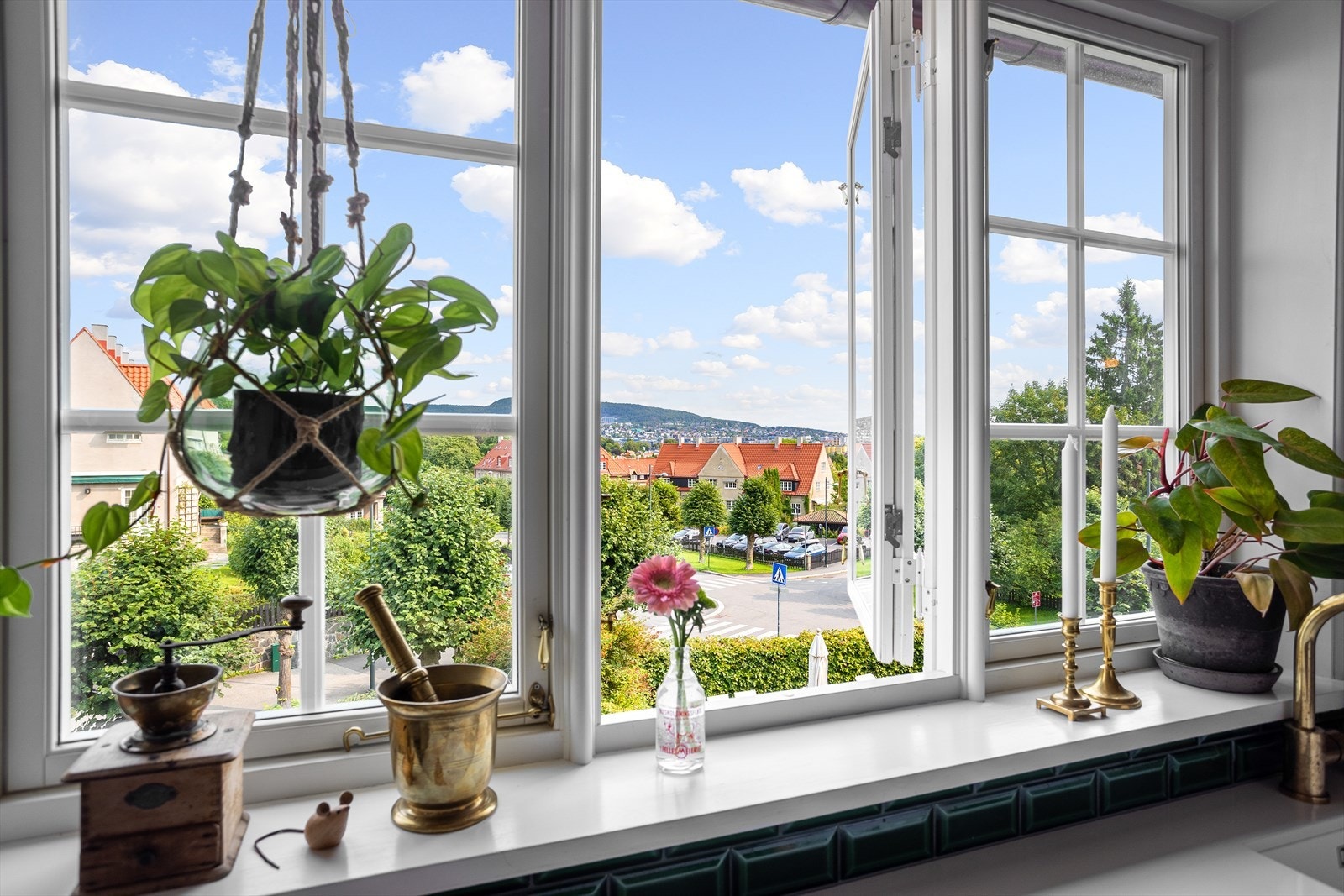Leiligheten har store vindusflater, og fra kjøkkenvinduet har man fantastisk utsikt. Galleribilde