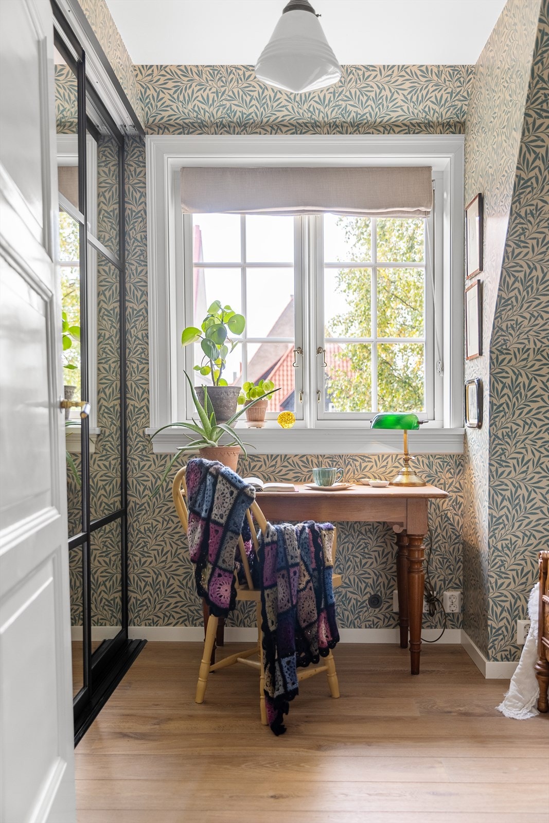 Boligen har totalt tre soverom, hvorav hovedsoverommet ligger fint til i boligens hovedetasje. Galleribilde