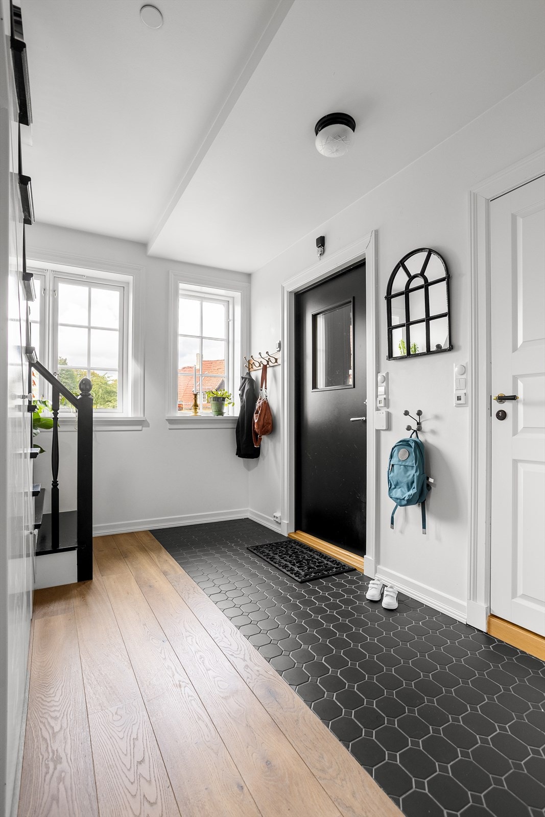 En lys og hyggelig entré med god plass til oppbevaring av sko og yttertøy. Galleribilde