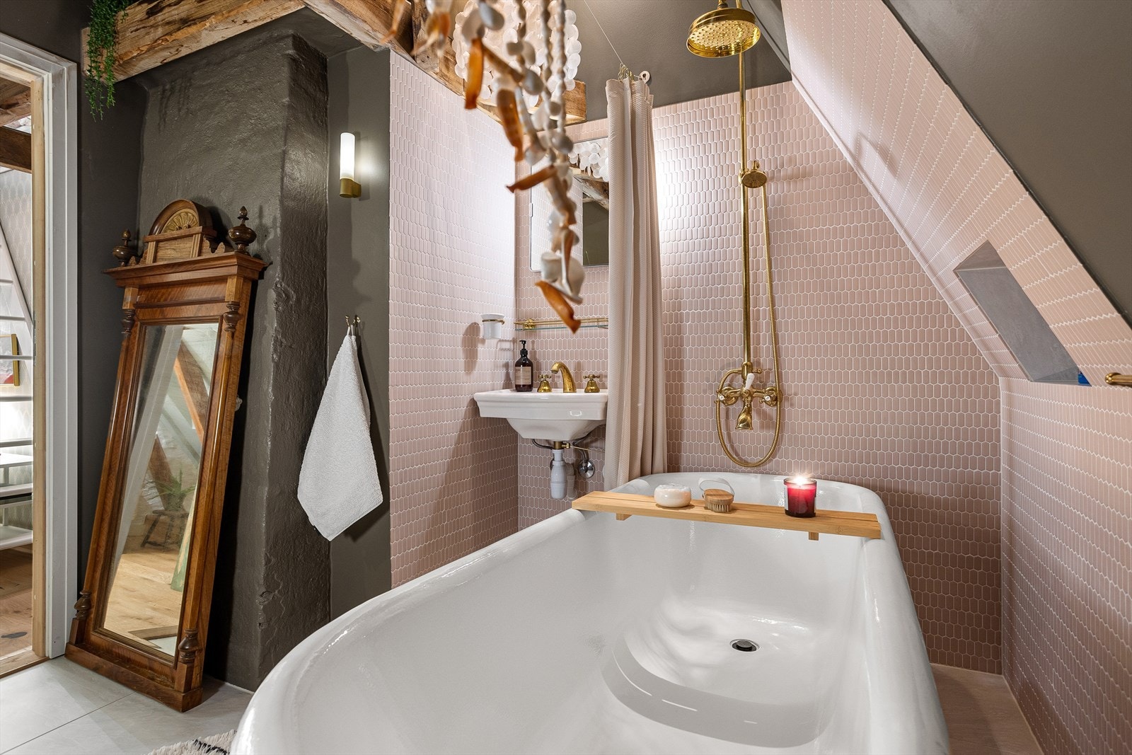 Badet er utstyrt med wc, servant og dusj i frittstående badekar på ørneføtter. Det 180 cm lange badekaret er over 100 år gammelt, og stod opprinnelig i en herregård på Hønefoss. Galleribilde