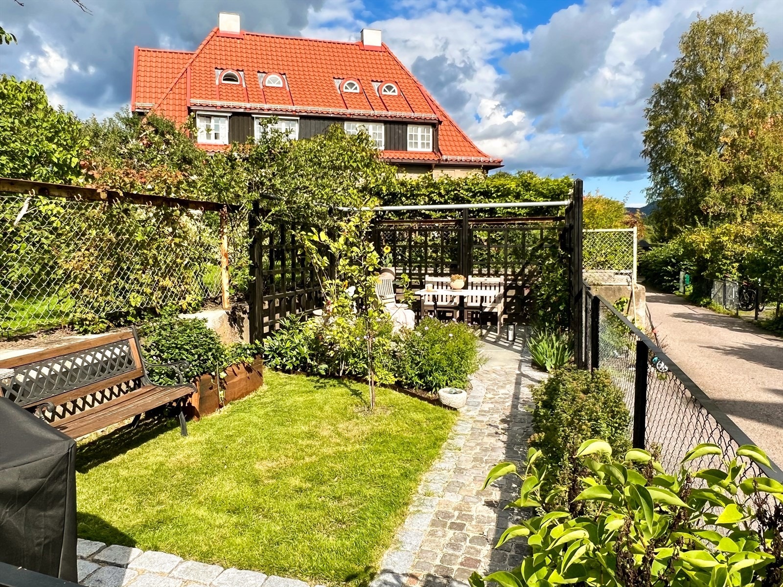 En egen og solrik oase hvor både store og små garantert vil trives. Galleribilde
