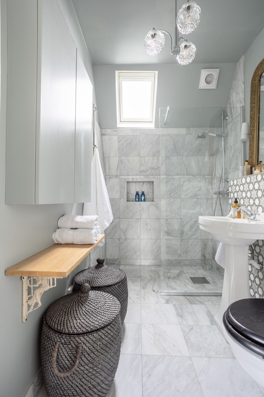 Badet har en delikat utførelse, og ble oppført med bistand fra Fired Earth i Bygdøy allé i 2019. Galleribilde
