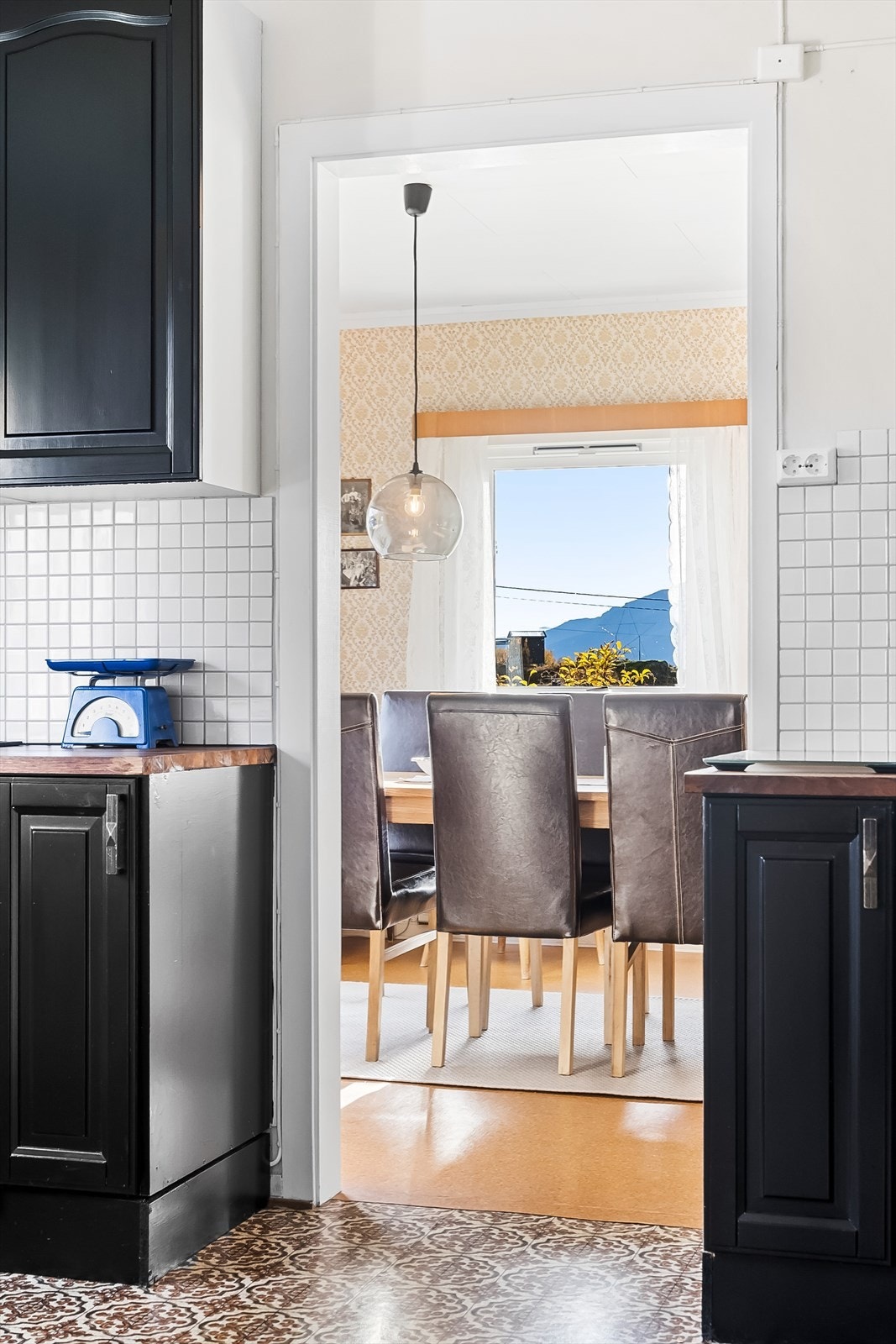 Direkte tilgang til spisestue for kort vei til servering. Galleribilde