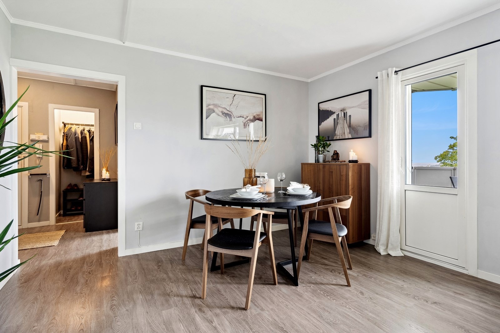 Stue med god plass til både spisestue og salonggruppe. Galleribilde