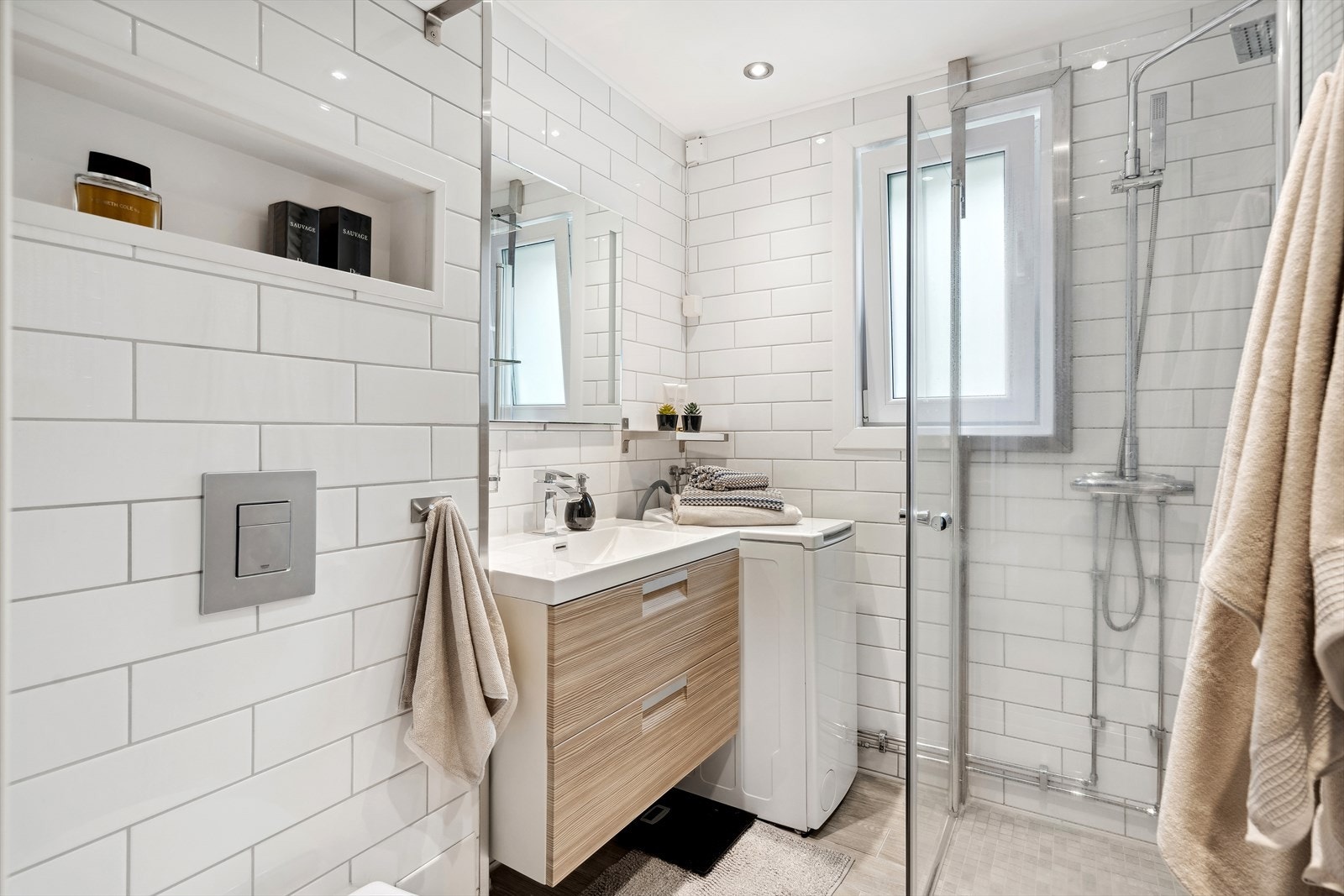 Pent flislagt bad som ble rehabilitert av borettslaget i 2011/2012, og deloppgardert i 2017. Galleribilde