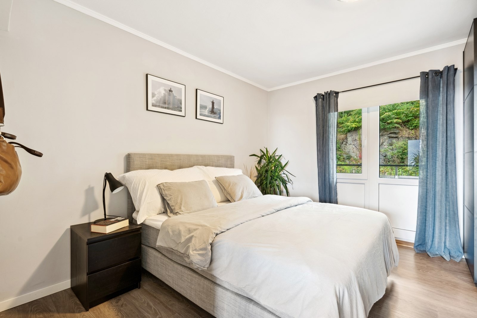 Stort hovedsoverom med skyvedørsgarderobe og utgang til balkong. Galleribilde