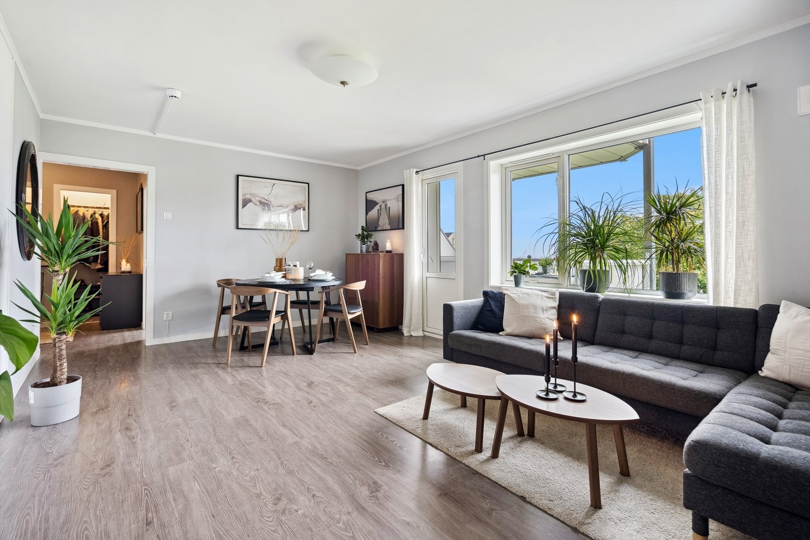 Stor og hyggelig stue med fint utsyn og noe sjøutsikt Galleribilde