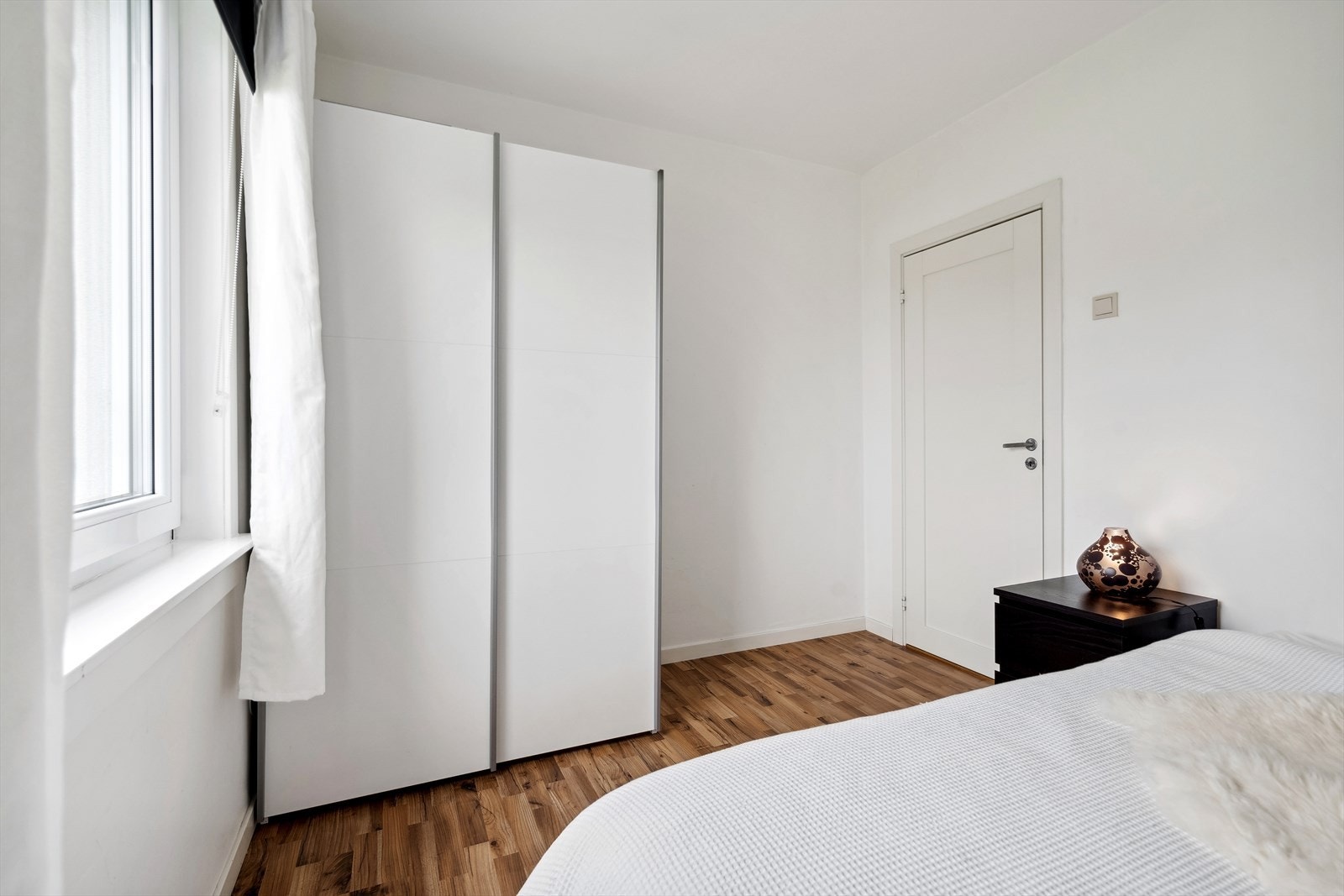 Soverom 2 med skyvedørsgarderobe. Galleribilde