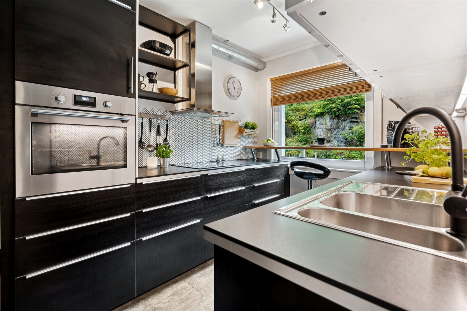 Kult og velutstyrt kjøkken med mørke brun innredning fra Ikea i 2014 Galleribilde