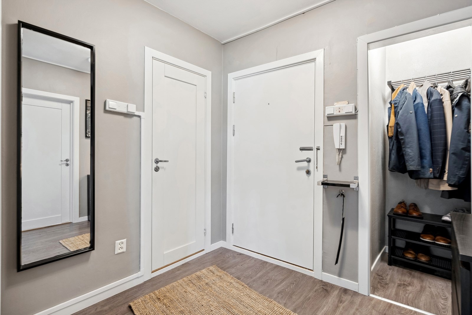 Gang med garderoberom. Galleribilde