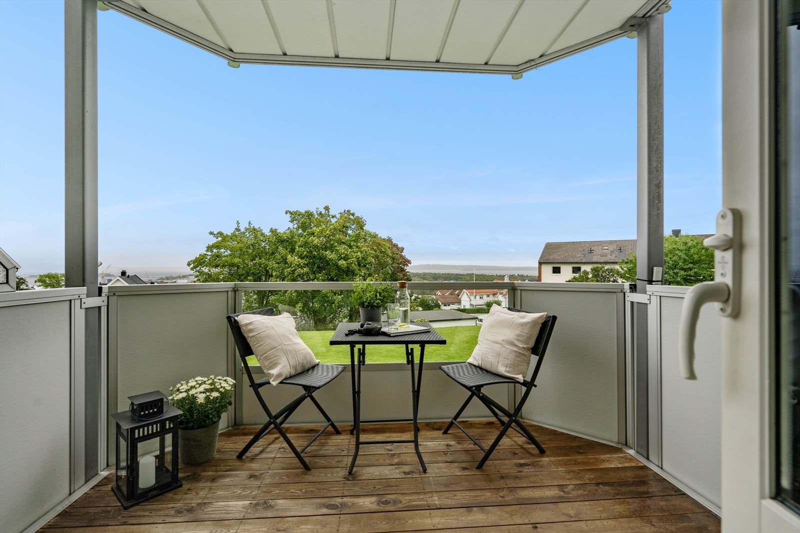 Fine balkonger på begge sider med sol fra morgen til kveld. Galleribilde