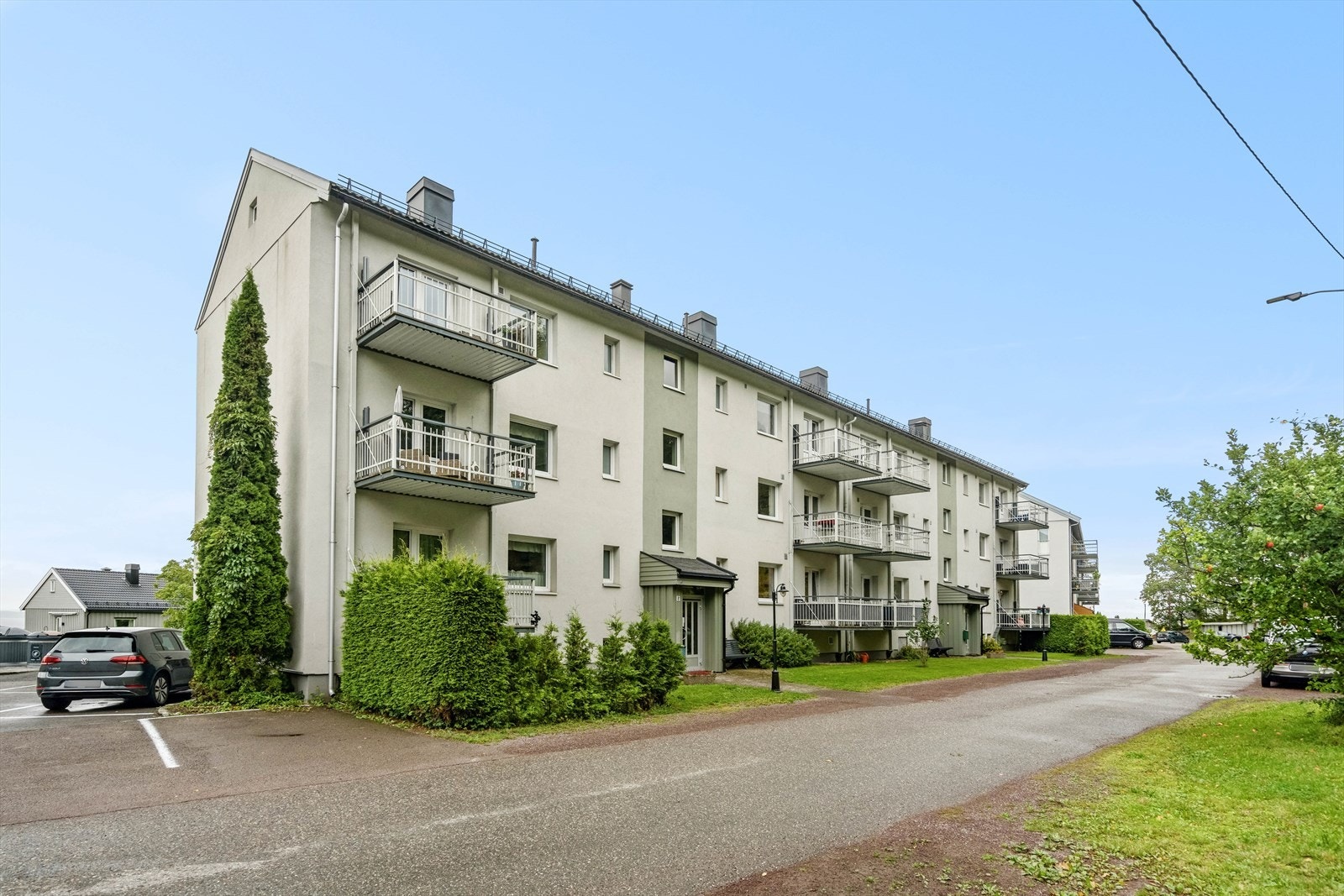 Fasade med felles inngangsparti. Balkong på sydsiden med utgang fra soverom. Galleribilde