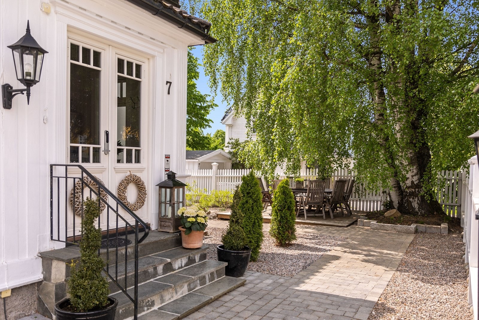 Hyggelig inngangsparti til denne vakre villaen Galleribilde