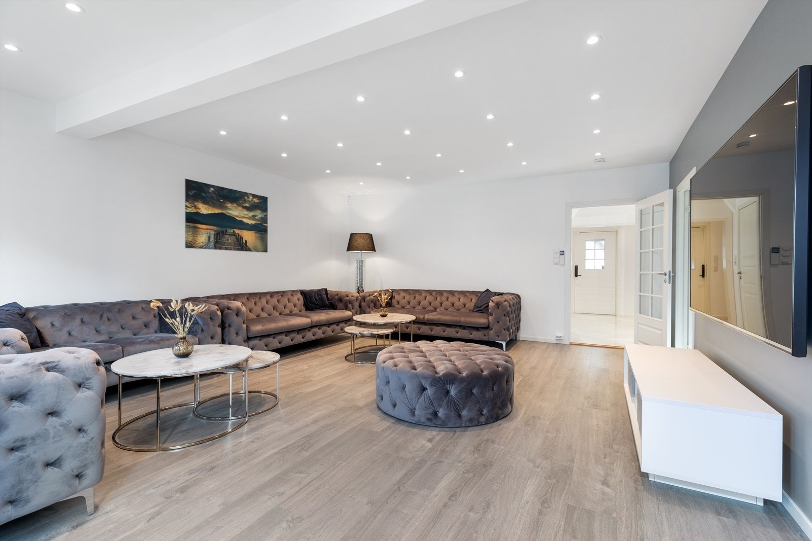 Overflatene er lysmalte og i himlingen er det montert godt med downlights. Galleribilde