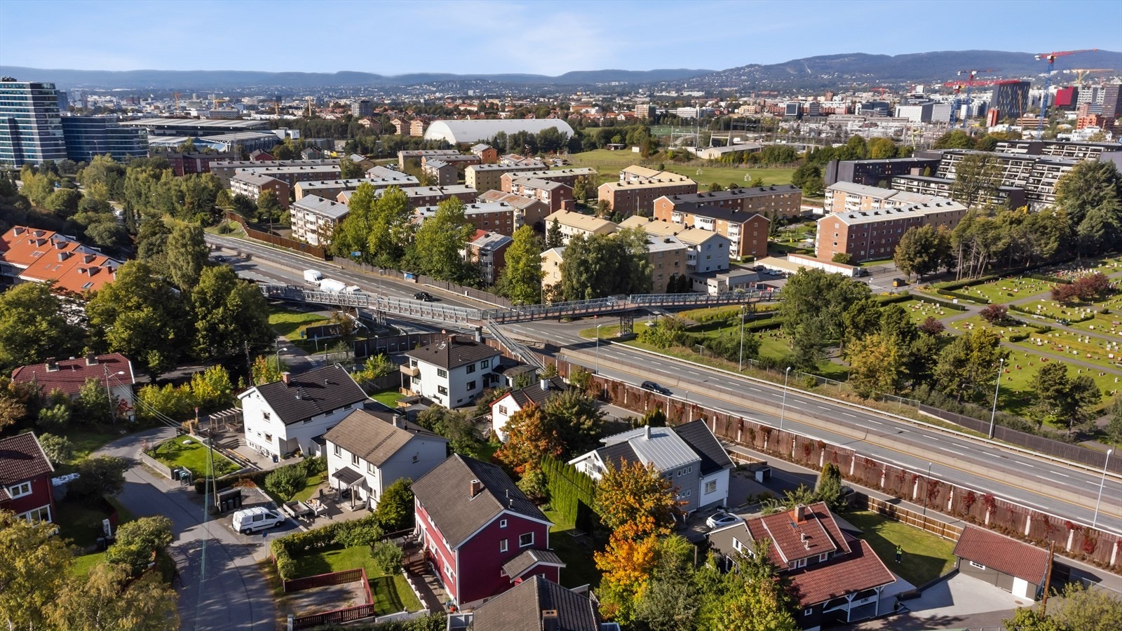 Gangavstand til barneskole, barnehager, lokalbutikker (Rema 1000, apotek og søndagsåpen Joker), samt en rekke andre hyggelige fasiliteter. Innen få minutters kjøretid finner man større kjøpesenter som Alna senter, Bryn senter og Tveita senter. Galleribilde