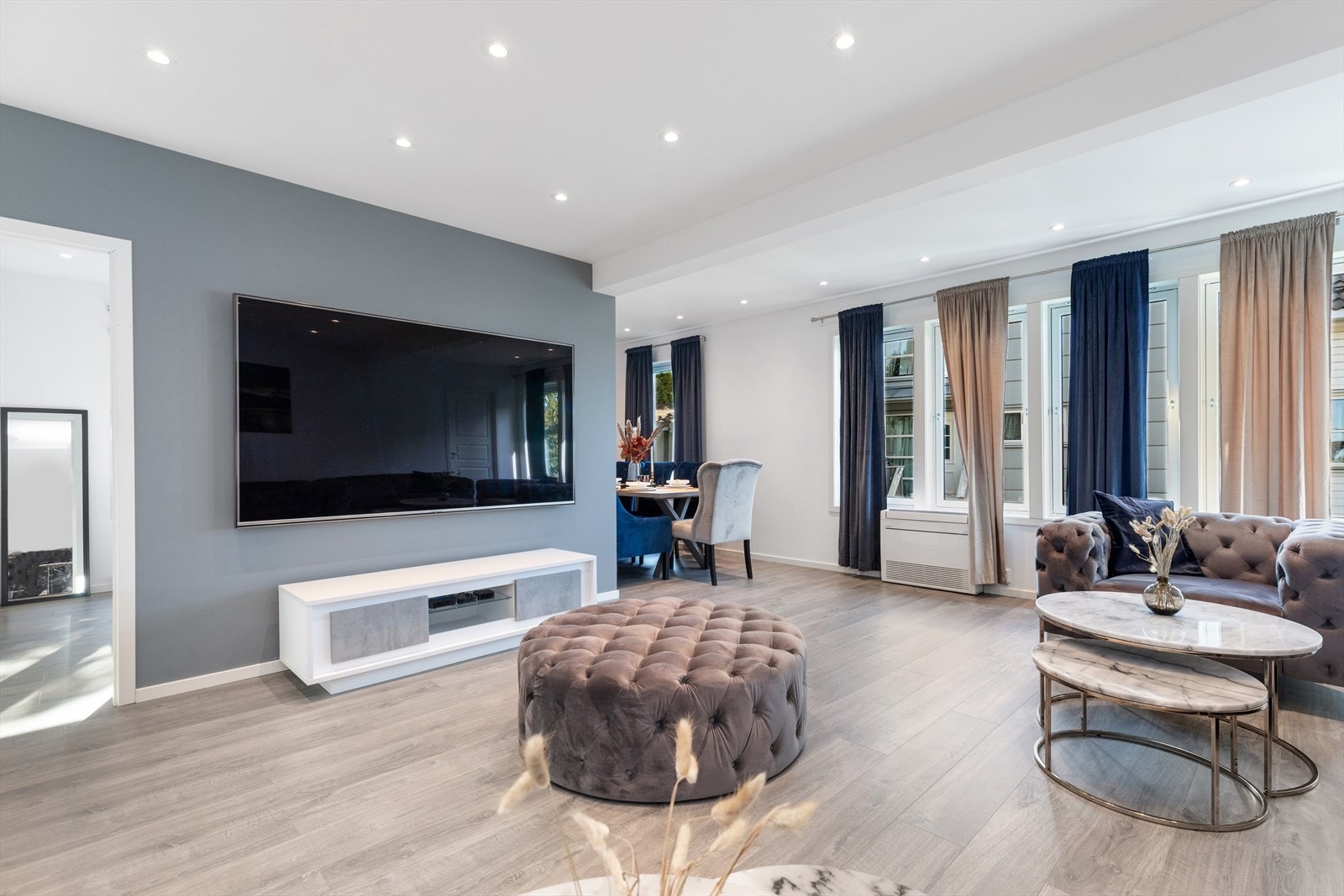 I stuen er det plass til både sofagruppe og spisebord i tillegg til media-møblement, vitrineskap og lesekroker. Galleribilde
