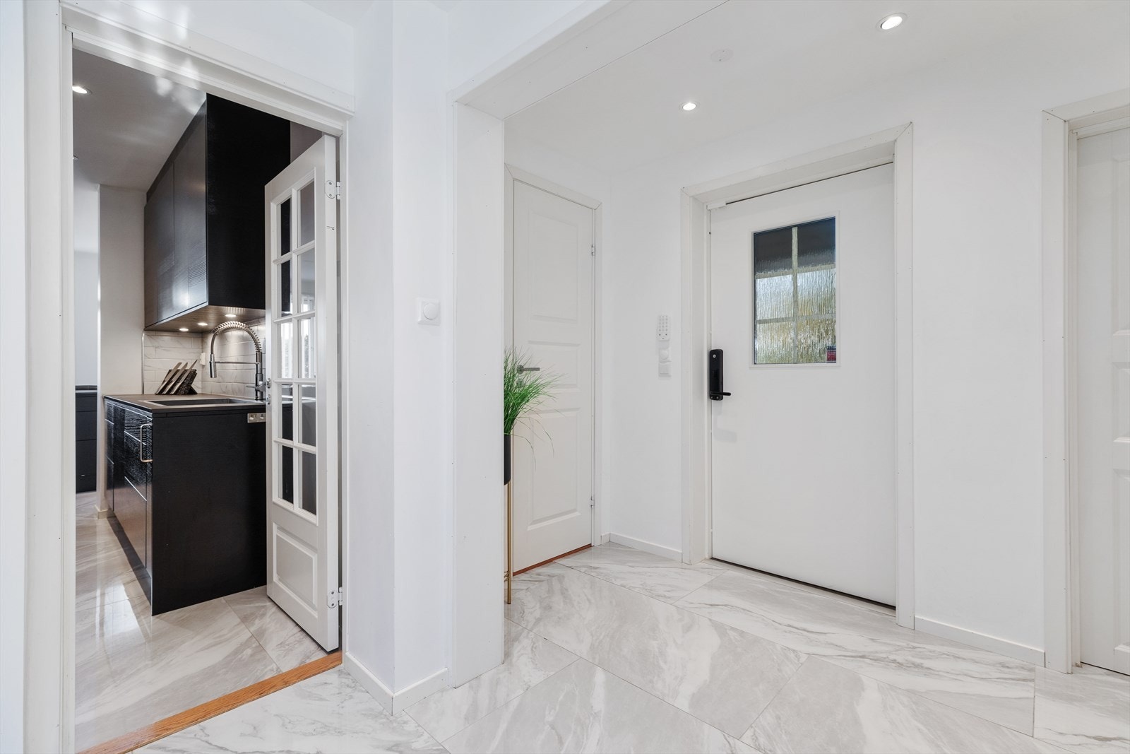 Gulvet prydes og beskyttes av store blanke fliser og, som i resten av boligen, er det rikelig med downlights i himlingen. Galleribilde