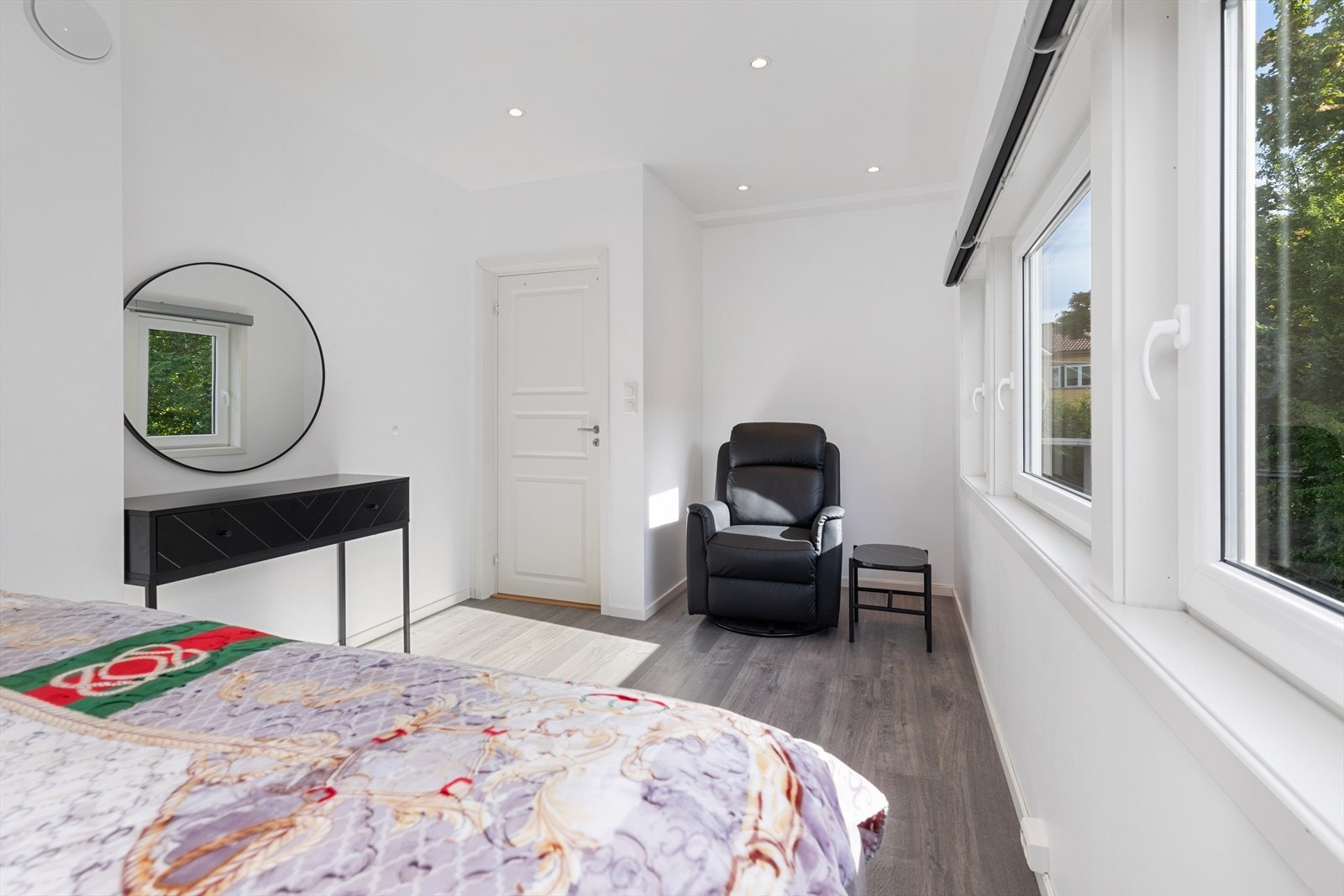 Første soverom i 2. etasje med nisje for skrivebord. Galleribilde
