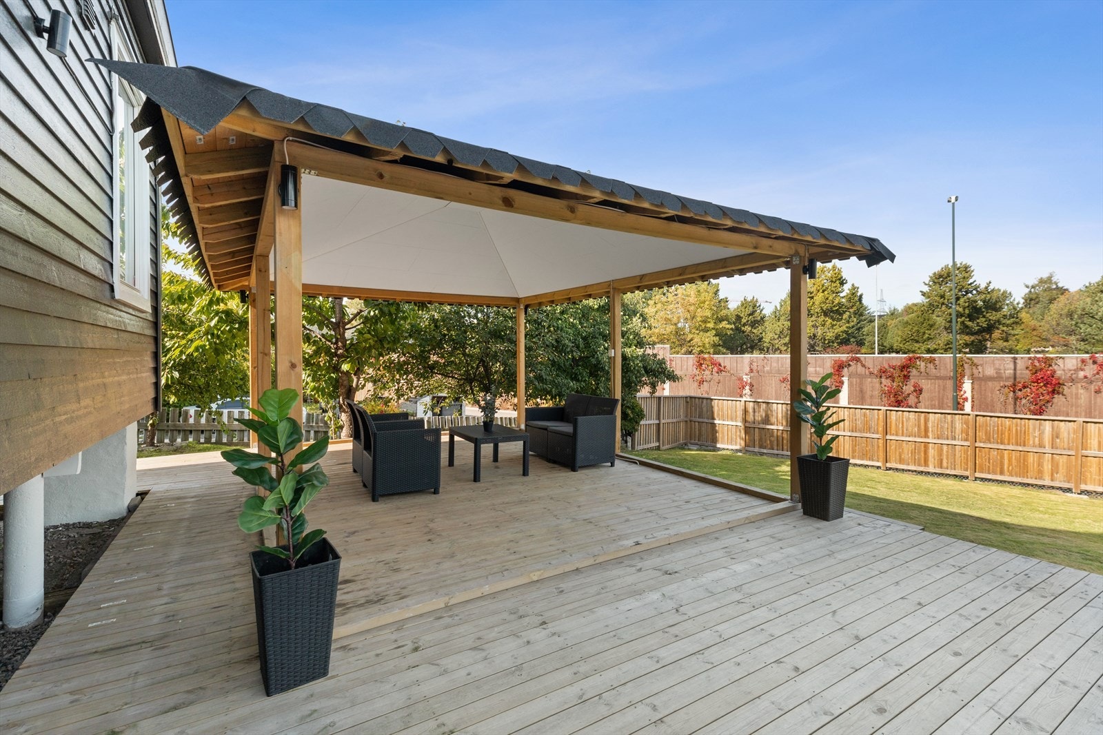 Vestvendt terrasse på hele 68 m². Gode solforhold Galleribilde