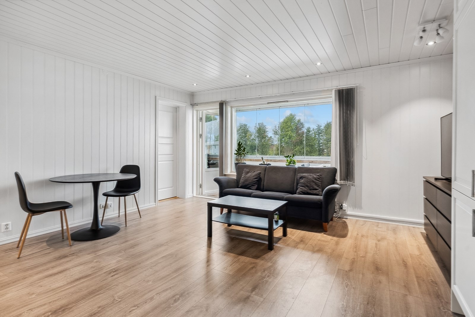 Velkommen inn i en lys og innbydende stue Galleribilde