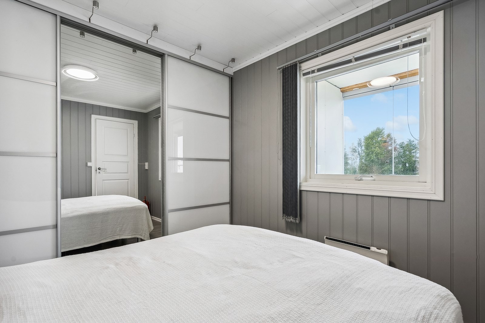 Rikelig med garderobeplass i en praktisk innebygget skyvedørsgarderobe Galleribilde
