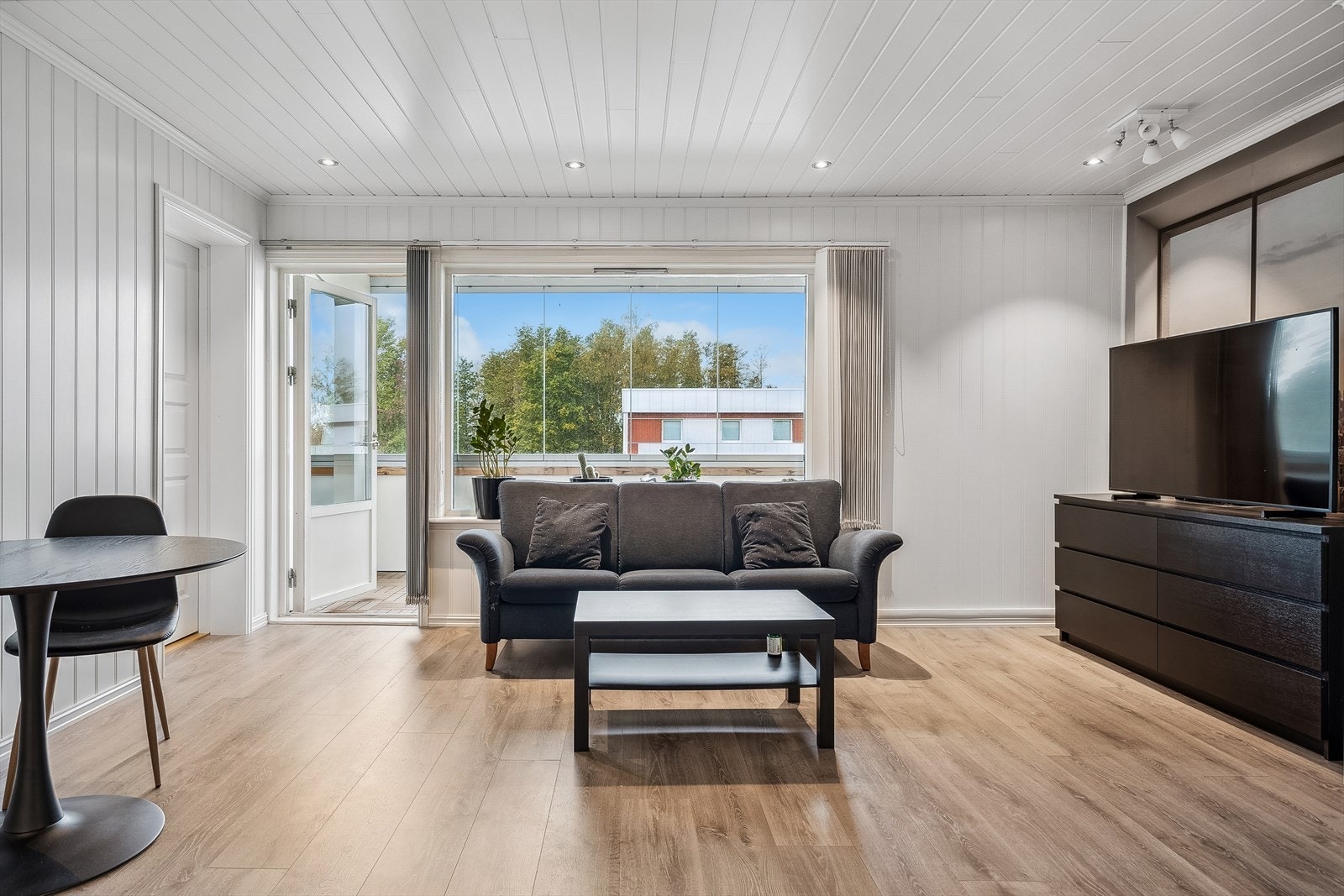 Store vindusflater bidrar til mye naturlig lys i rommet Galleribilde