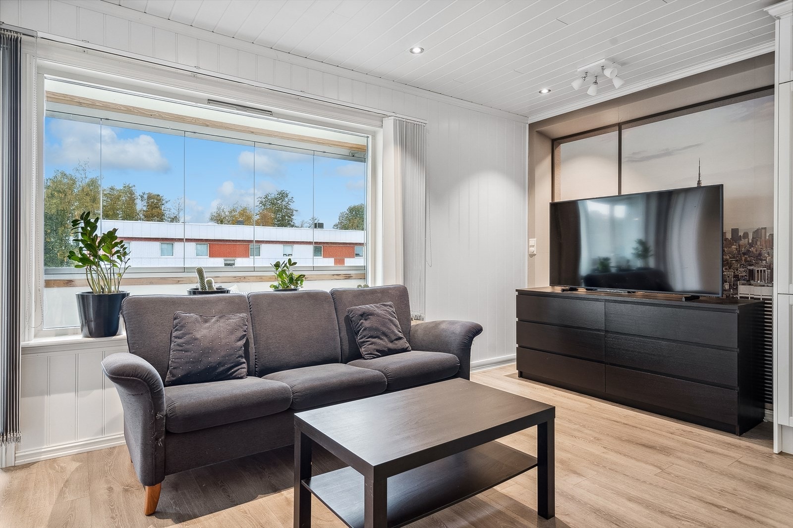 Sofaen og tv-en finner fort sin naturlige plass i rommet Galleribilde