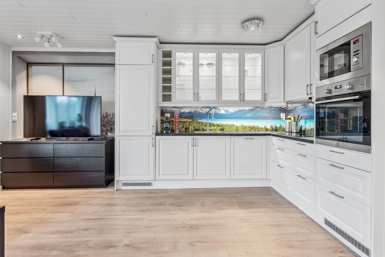 Her har en alt en måtte trenge av skap-, skuff- og benkeplass. Galleribilde