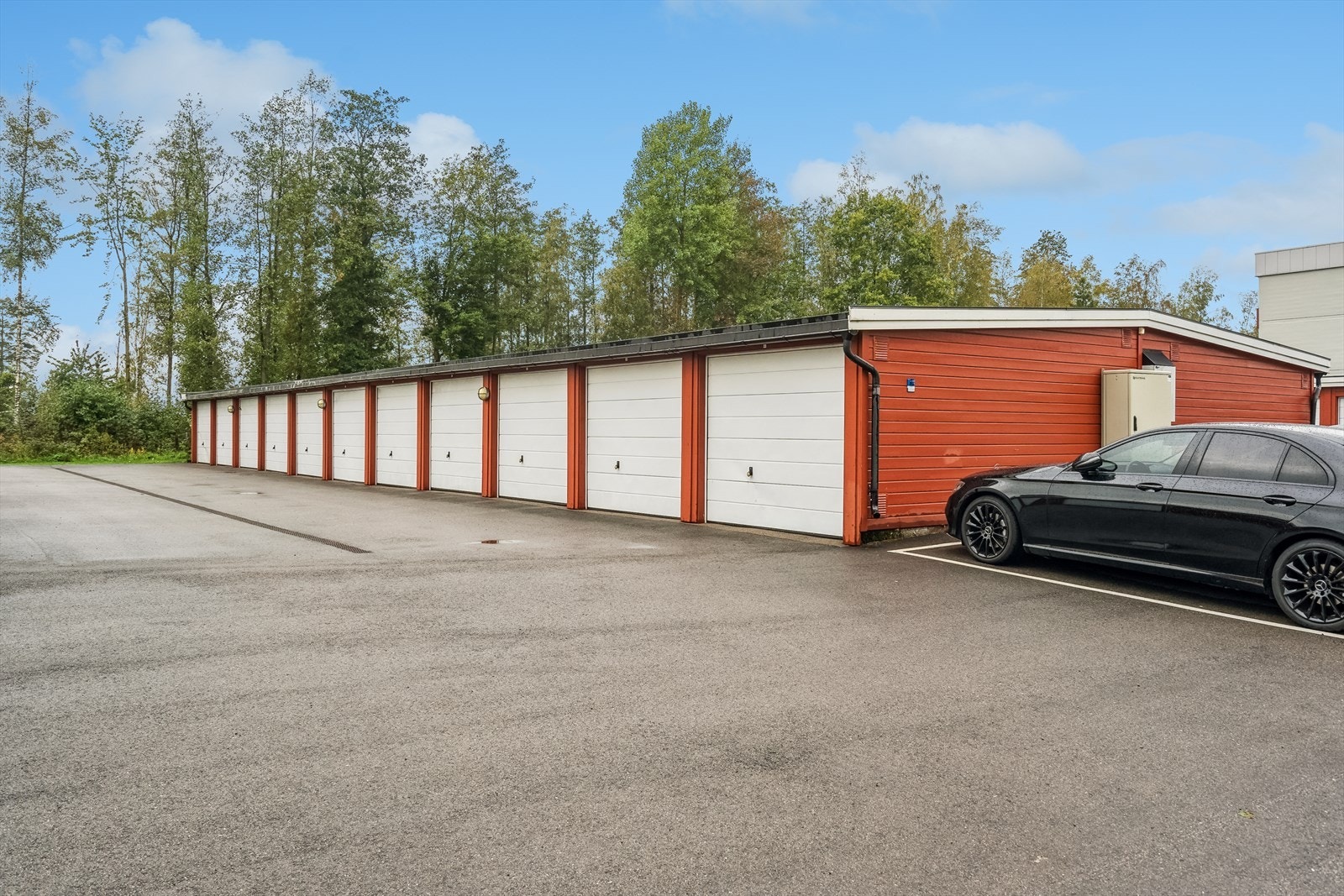 Garasjeplass følger med leiligheten. I garasjen er det opplegg for elbil lader. Galleribilde