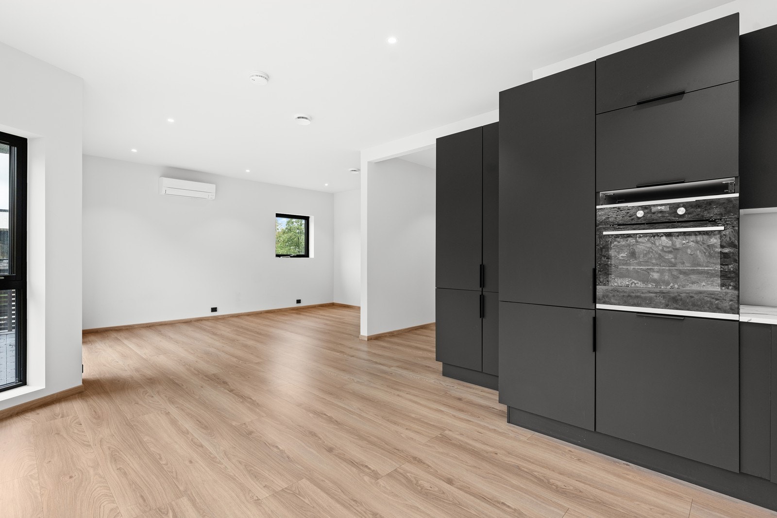 Åpen løsning mellom kjøkken og stuedel Galleribilde