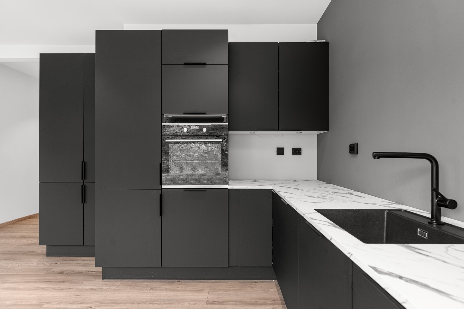 Stilig og moderne kjøkken med svarte detaljer Galleribilde