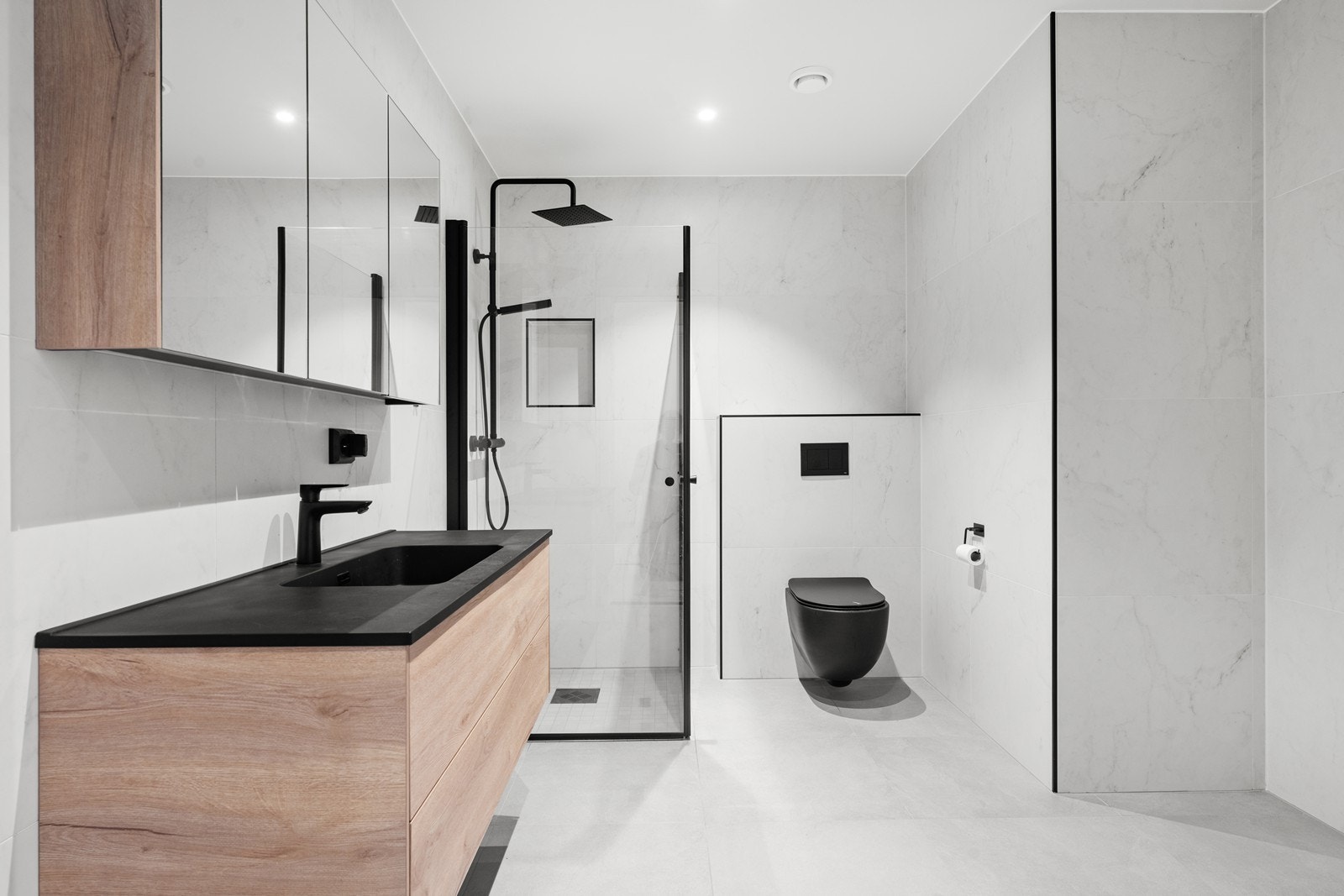 Bad med servant, vegghengt wc og dusj på gulv Galleribilde