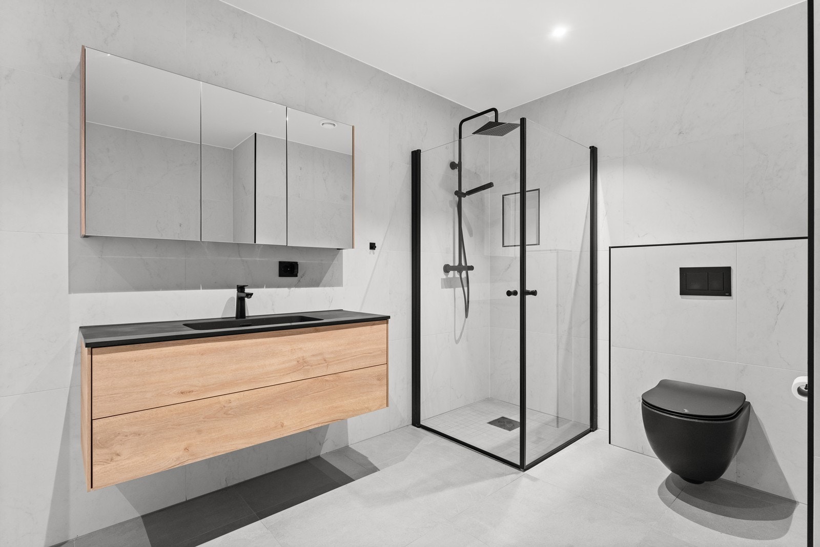 Moderne innredning med svarte detaljer Galleribilde