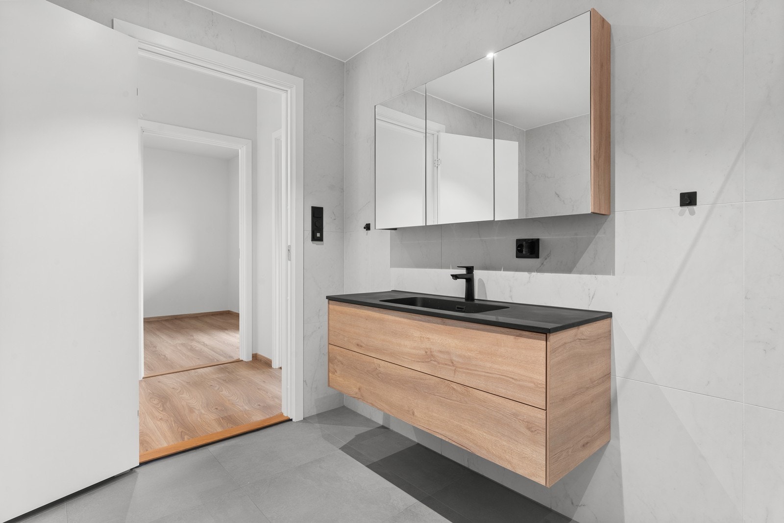 Flislagte vegger og gulv med varme Galleribilde