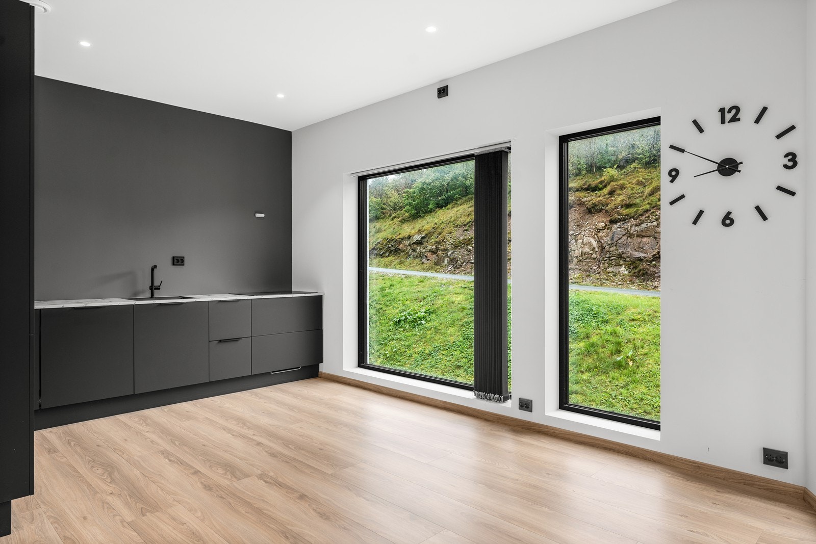 Store vindu som slipper inn mye naturlig lys Galleribilde