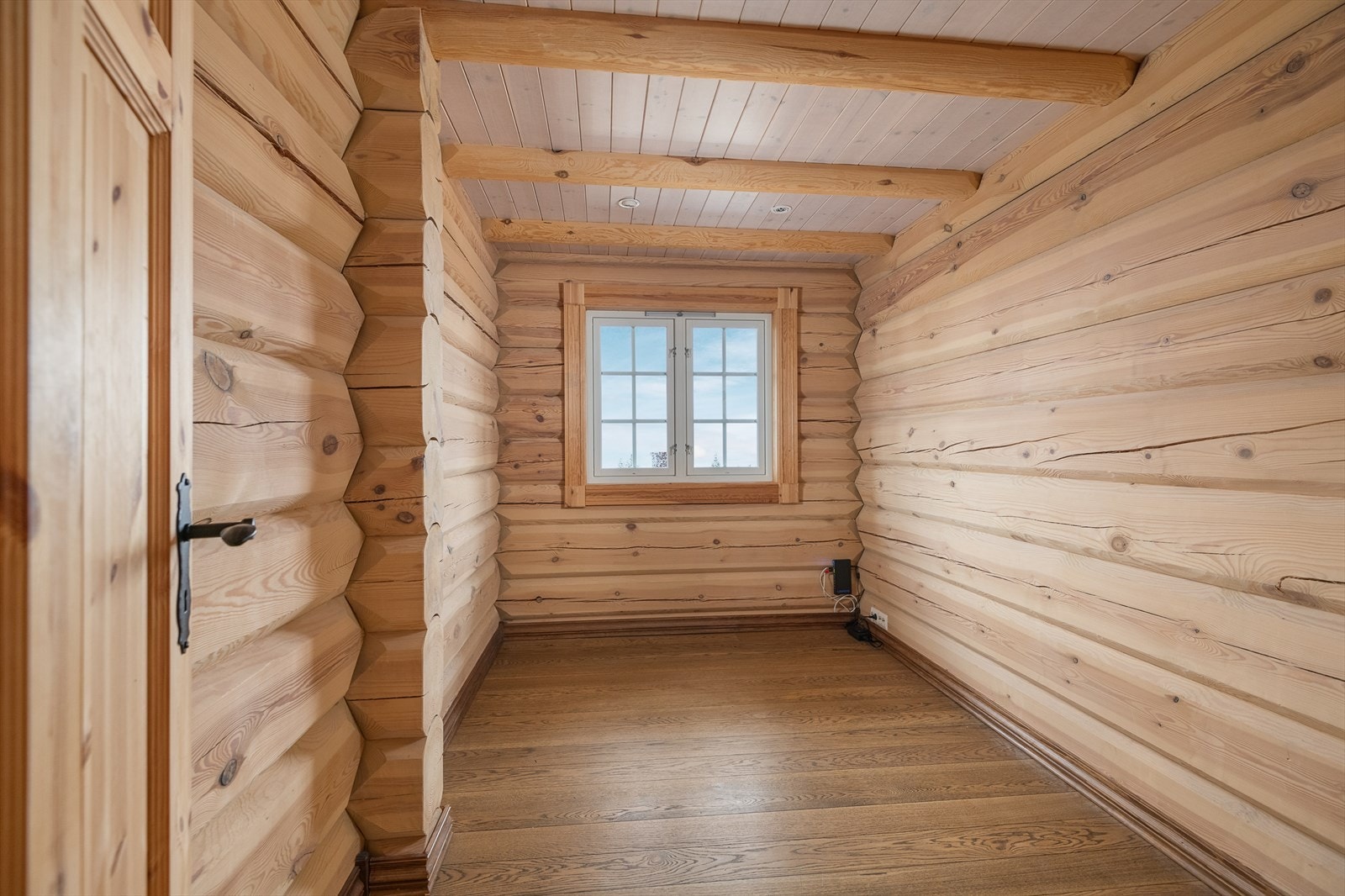 Bildet er fra det andre soverommet i hovedetasjen. Galleribilde