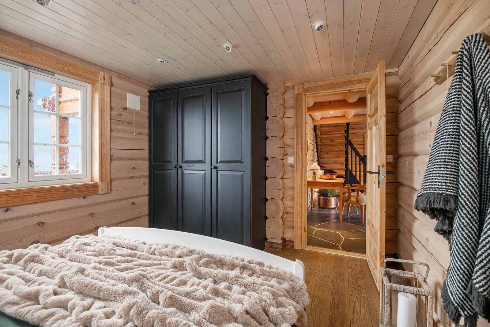 Garderobeskap på hovedsoverommet. Galleribilde