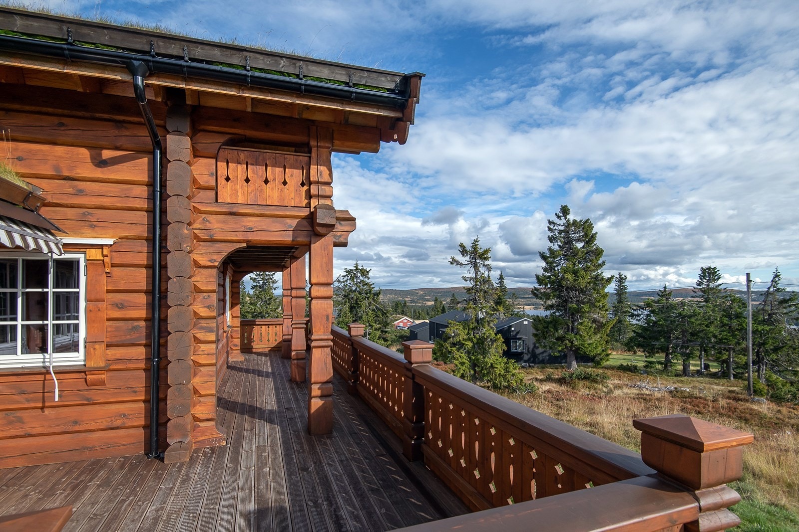 Det er fine solforhold på eiendommen og det ligger vel tilrette for å følge sola og finne roen i hytteveggen. Galleribilde