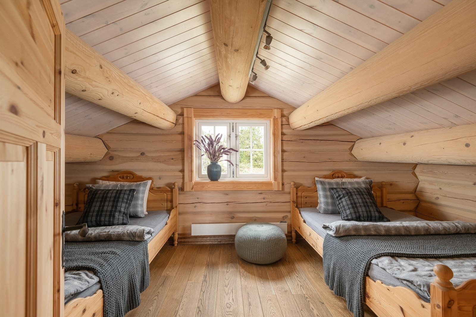 Soverom i loftsetasjen. Innredet med 2 senger. Galleribilde